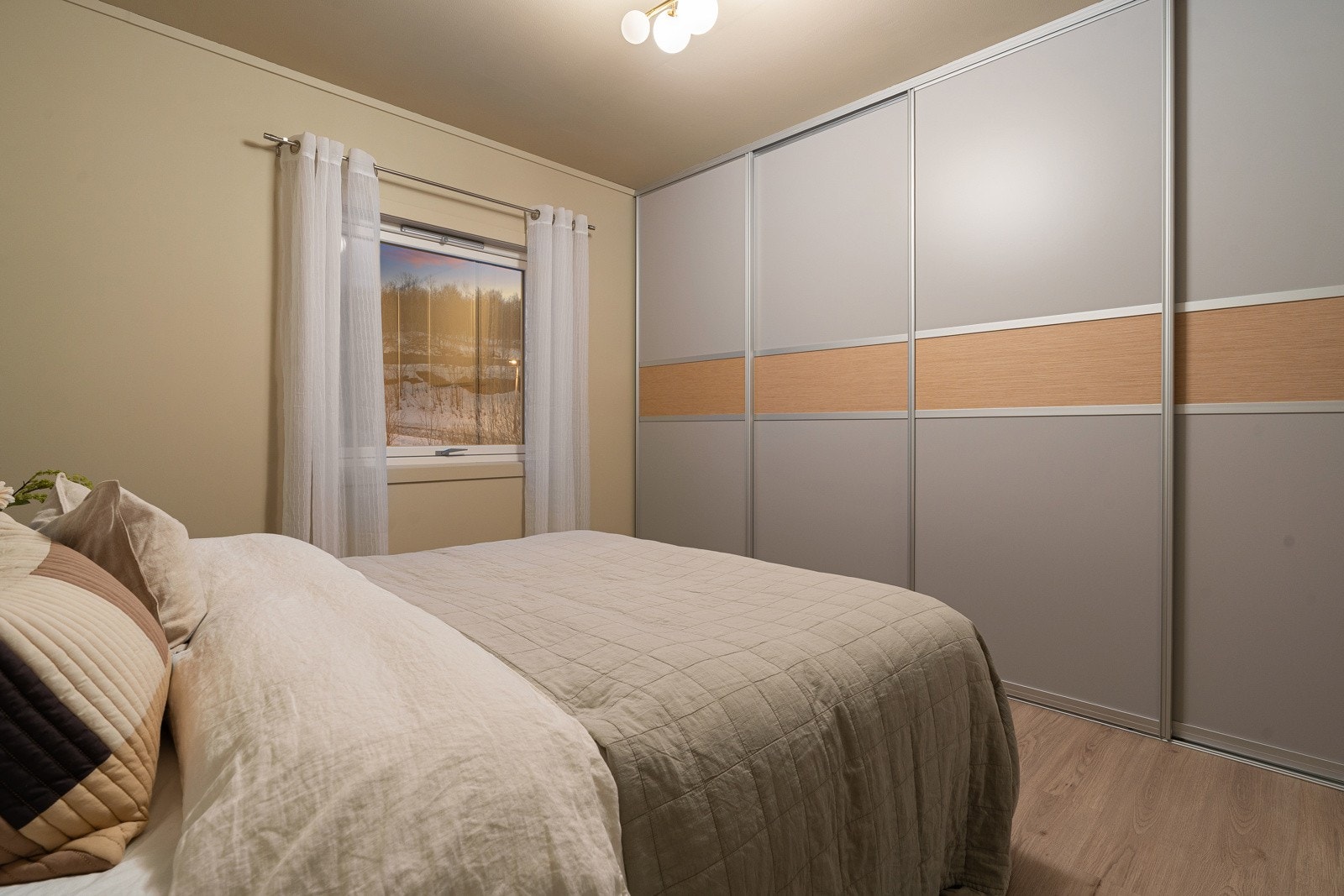 På hovedsoverommet er det installert stor skyvedørsgarderobe fra Langlo.