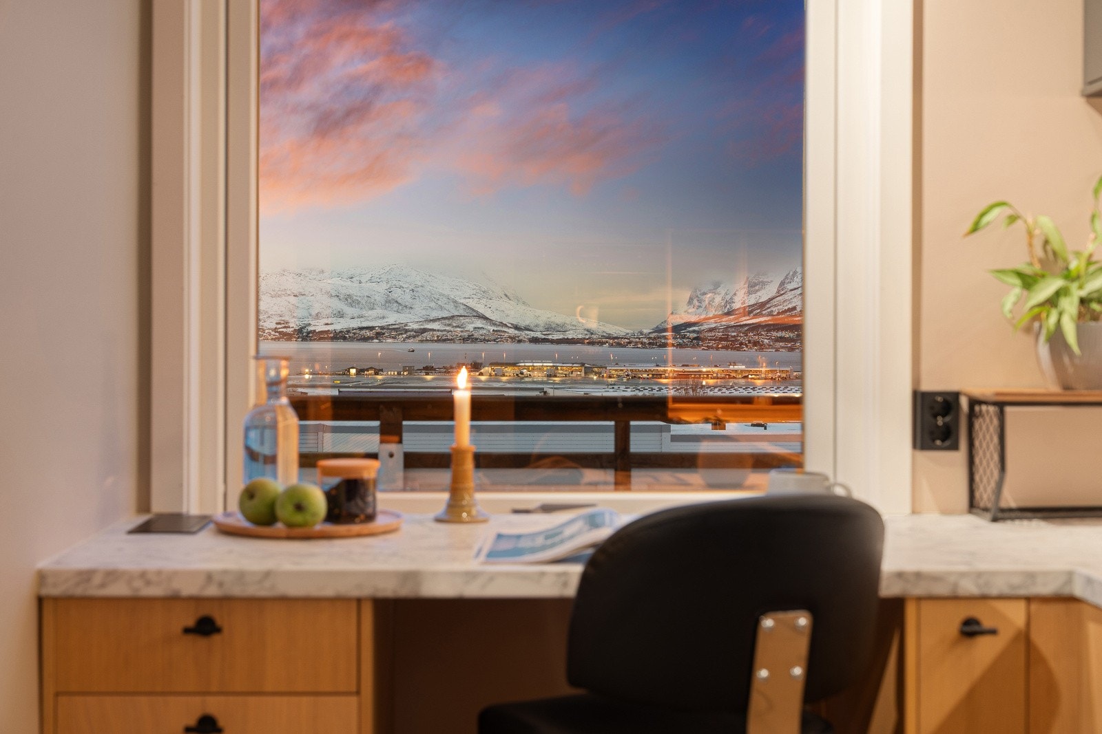 Hyggelig liten barløsning ved vindu.