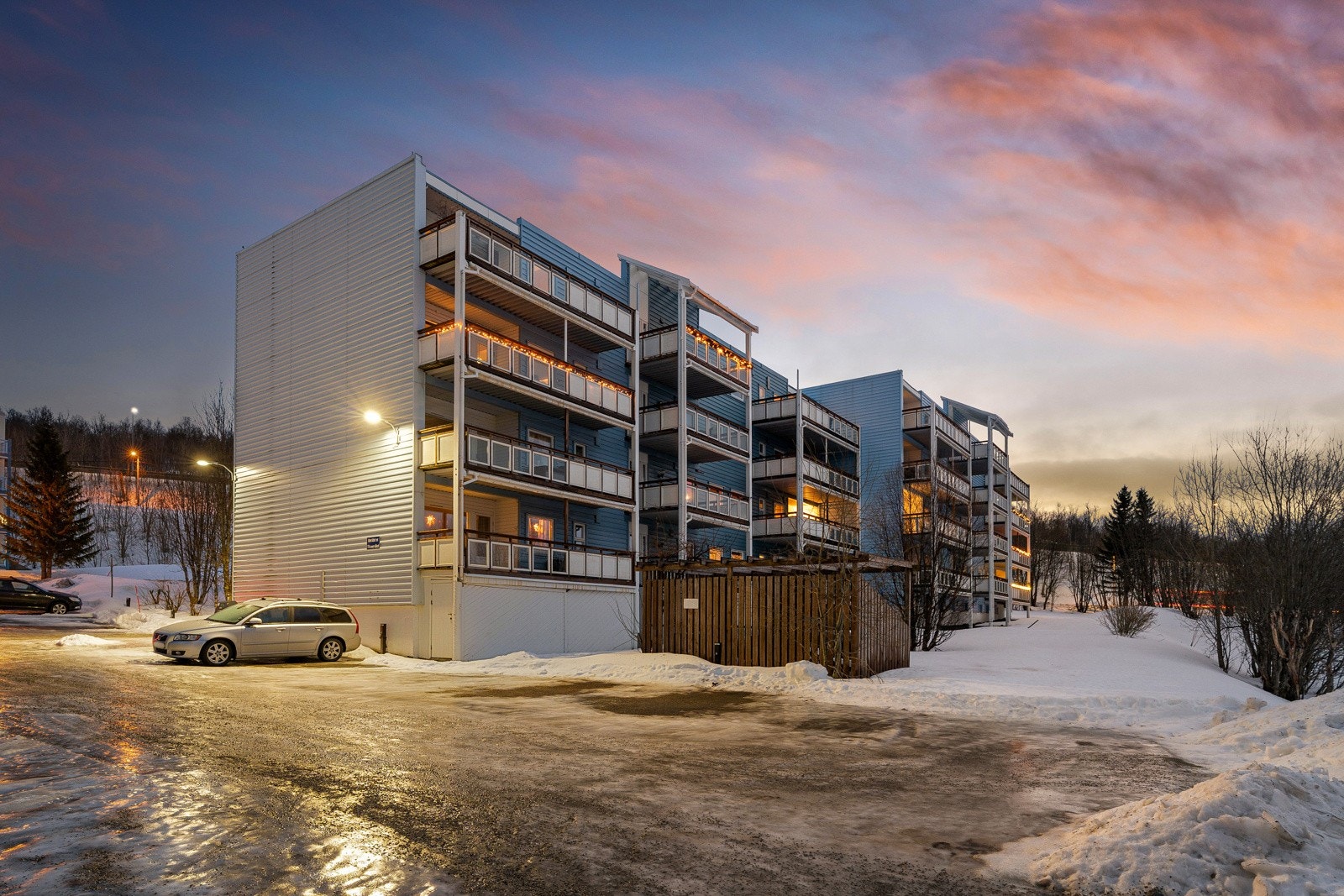 Leiligheten ligger vestvendt til på vestsiden av Tromsøya, i et område med flott utsikt og som er kjent for sin solrike beliggenhet.