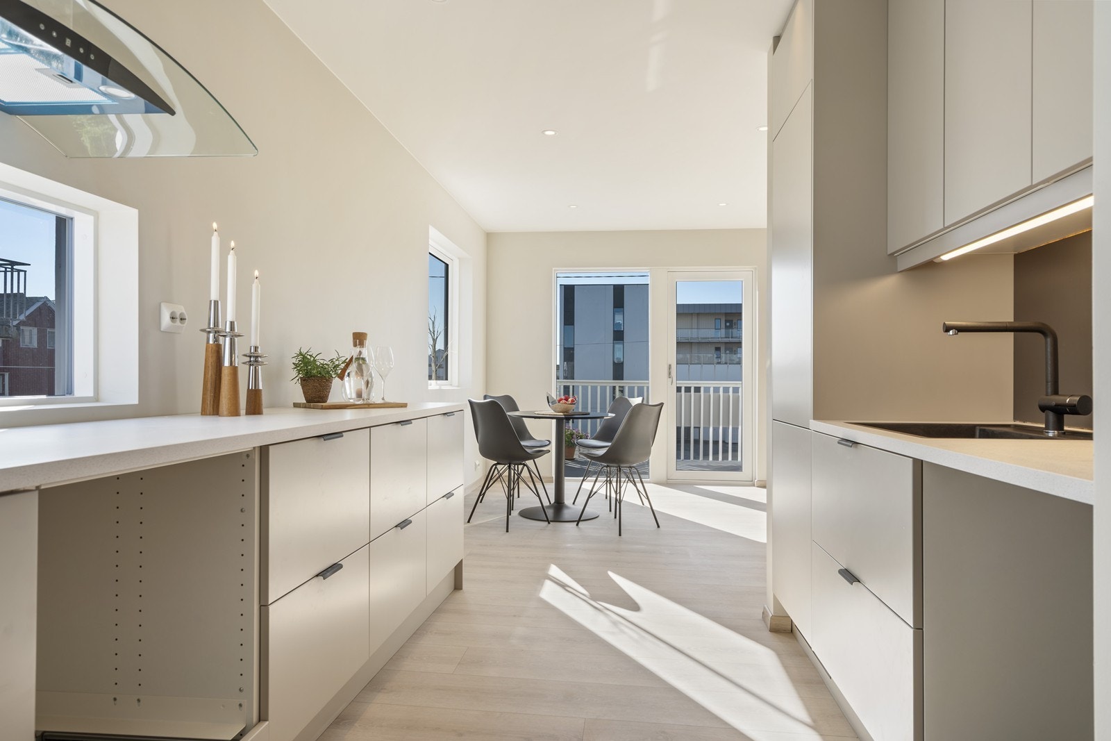 Pen og praktisk kjøkkeninnredning som passer utmerket inn i omgivelsene. Galleribilde