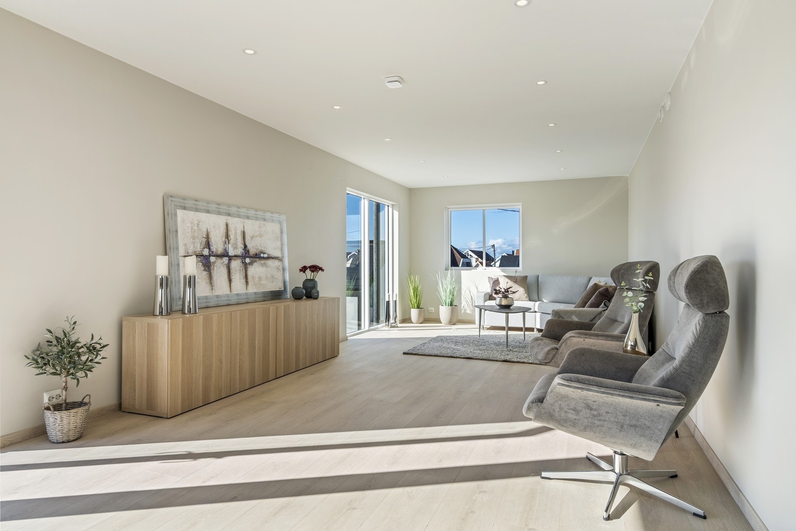 Herlig romfølelse i stuen med god takhøyde, store vinduer og downlights belysning. Galleribilde