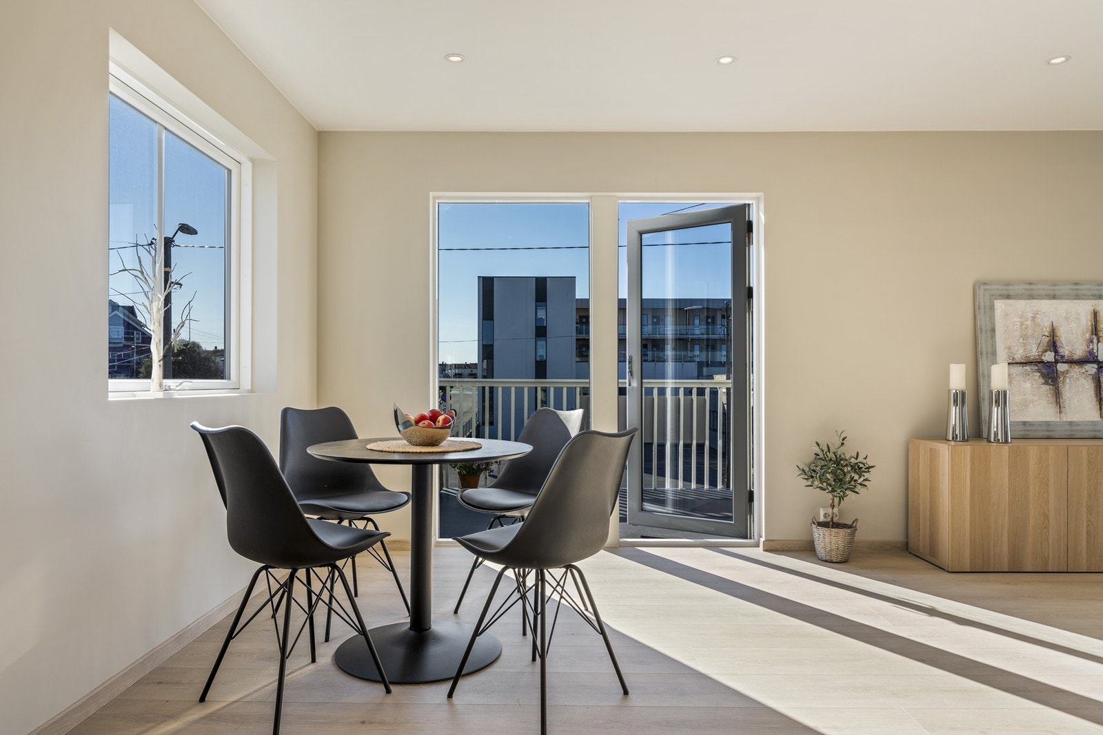 Rett utenfor stuen er det balkong hvor du kan du nyte solen og livet i Rådhusvegen, fra din splitter nye toppleilighet. Galleribilde