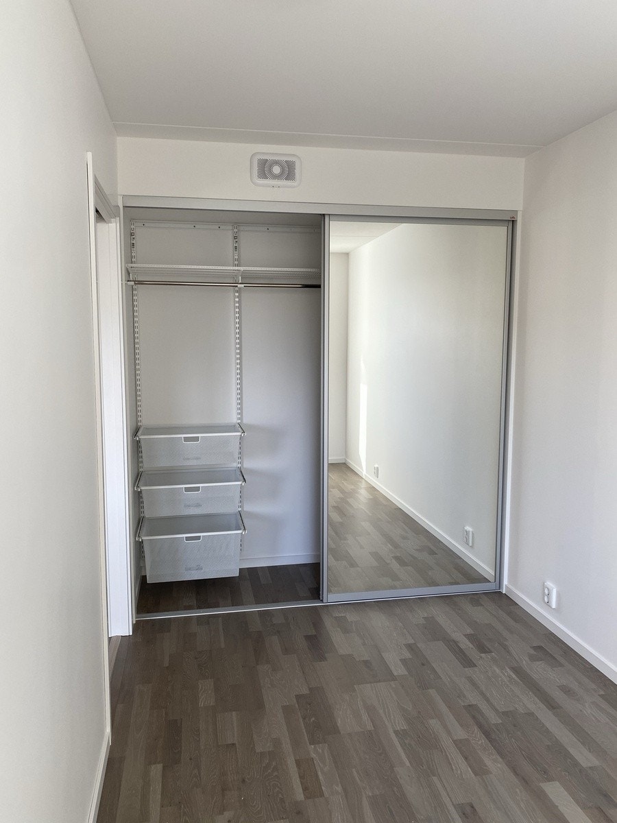 Garderobe på soverom Galleribilde