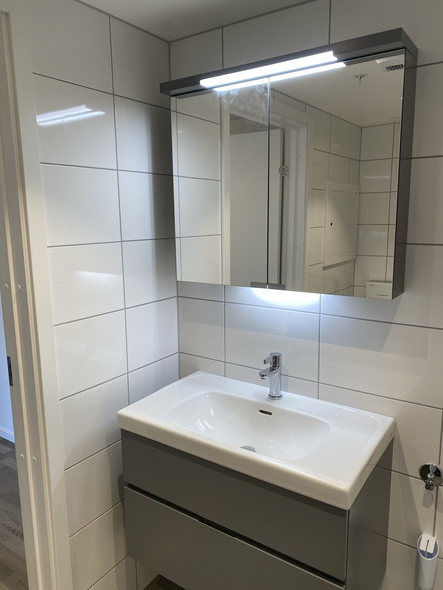Flott bad med skuffer under vask og speilskap for mest mulig oppbevaring. Galleribilde