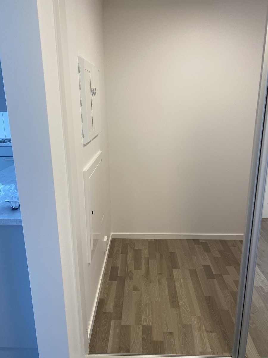 Garderobe/Bod i entre. Galleribilde