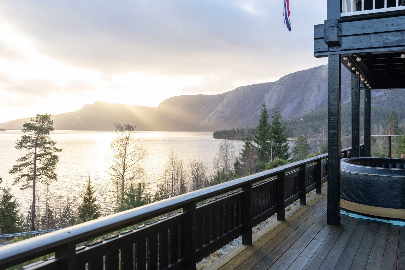 Utsikt fra terrassen mot Nisser og omkringliggende natur. Galleribilde