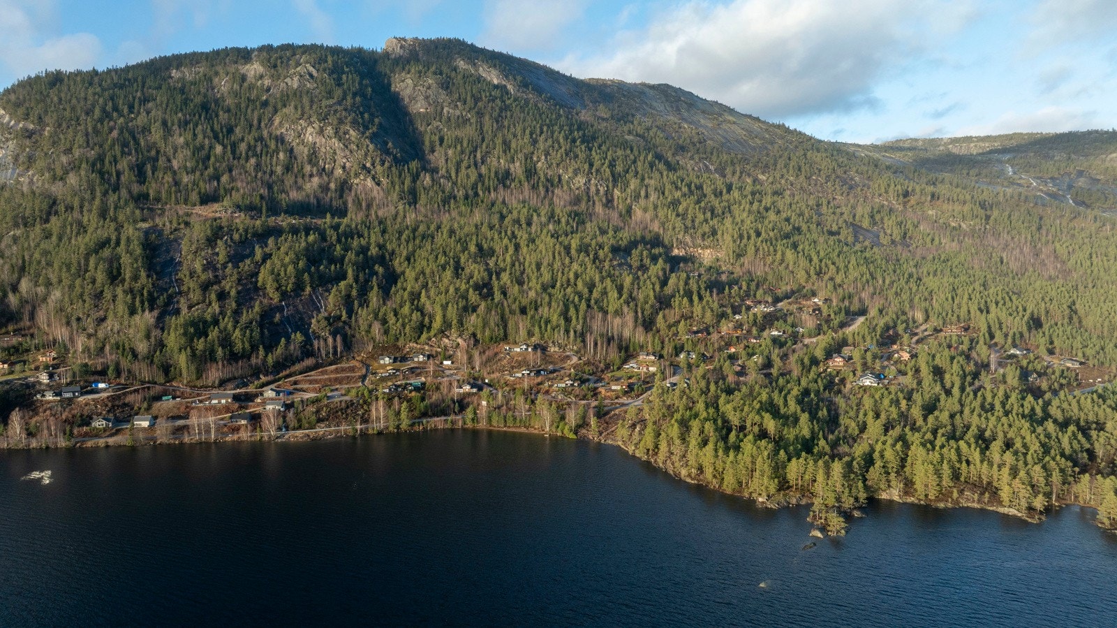 Her får du ikke bare en idyllisk hytte med flott utsikt, men også umiddelbar nærhet til noen av Telemarks mest populære naturopplevelser året rundt. Galleribilde