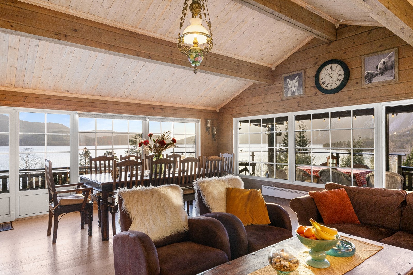 Store vindusflater slipper inn rikelig med dagslys og gir flott utsikt mot omgivelsene, med direkte utgang til terrasse. Galleribilde