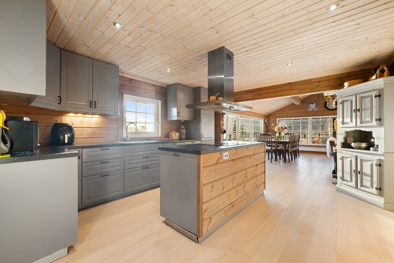 Kjøkkenet er utstyrt med både komfyrvakt og automatisk vannstopper, og har en åpen og funksjonell løsning mot spise og oppholdsrom som passer godt til sosial bruk. Galleribilde