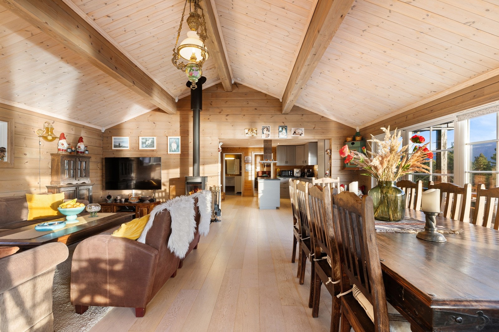 Spisestuen har naturlig plass til større spisebord og ligger i tilknytning til kjøkkenet. Galleribilde