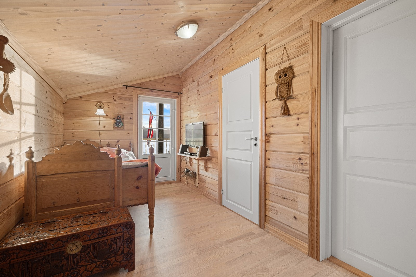 Lys og trivelig loftstue med parkett på gulv samt trepanel på vegger og i himling. Rommet egner seg godt som ekstra oppholdsrom, TV-stue eller lekeområde. Galleribilde