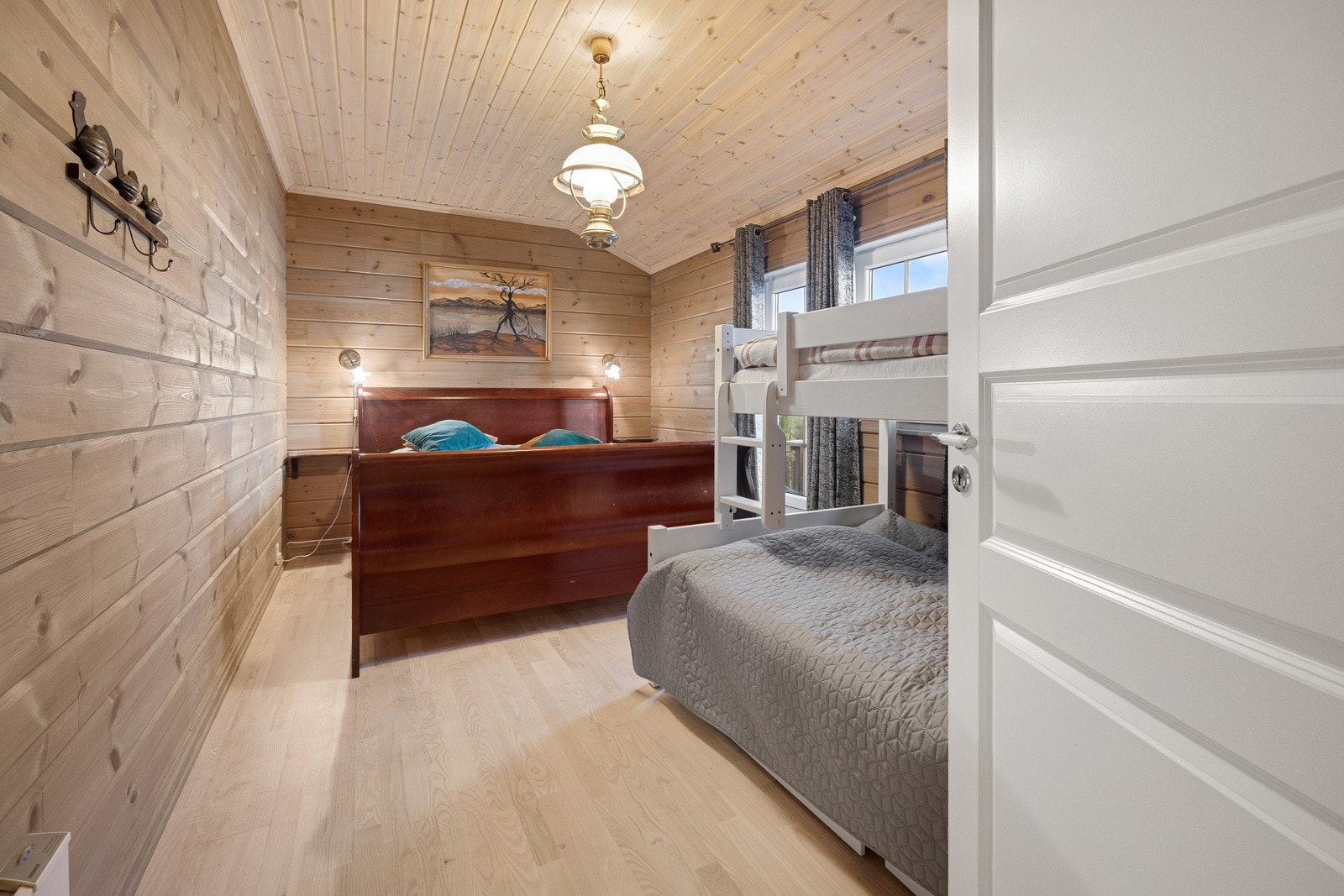 Hytta har tre soverom, fordelt på ett soverom i første etasje og to soverom i loftsetasjen. Galleribilde