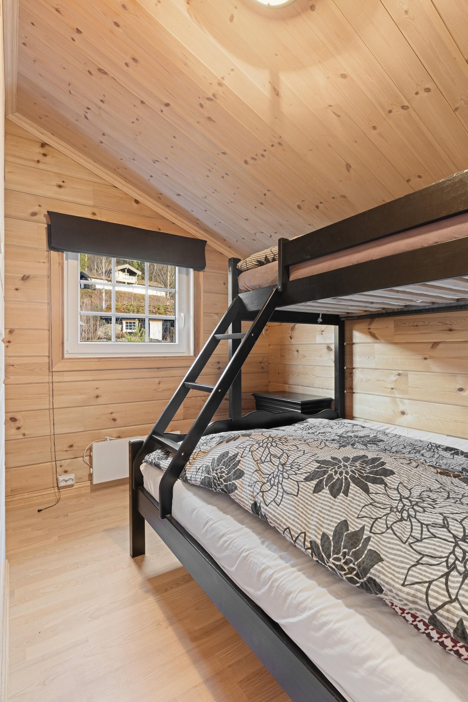 Soverommene gir fleksible innredningsmuligheter og egner seg godt for både familie og gjester, med plass til sengeløsninger og oppbevaring. Soverom 2. Galleribilde