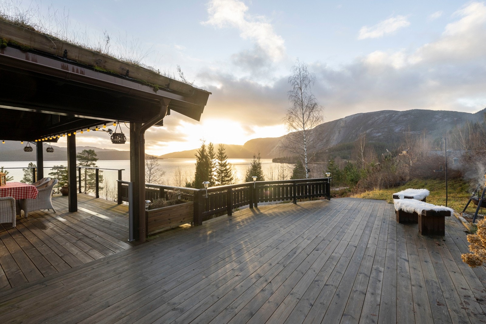 Stor terrasse med god plass til utemøbler og sosiale soner. Galleribilde