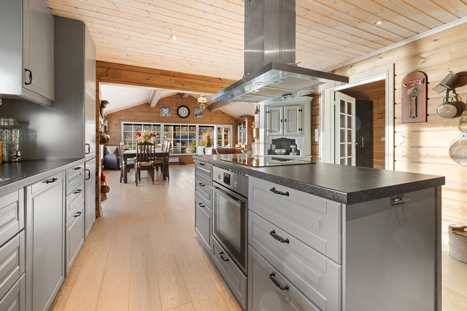 Laminat benkeplate og integrerte hvitevarer bestående av kjøl/fryseskap, oppvaskmaskin, induksjonstopp og stekeovn. Galleribilde