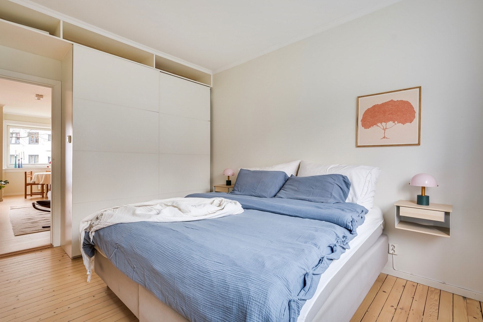 Den store garderobeløsningen, langs den ene veggen, er smart utformet av arkitekt, og har snekkertilpassede løsninger. Her er det god plass til alt du måtte trenge. Galleribilde