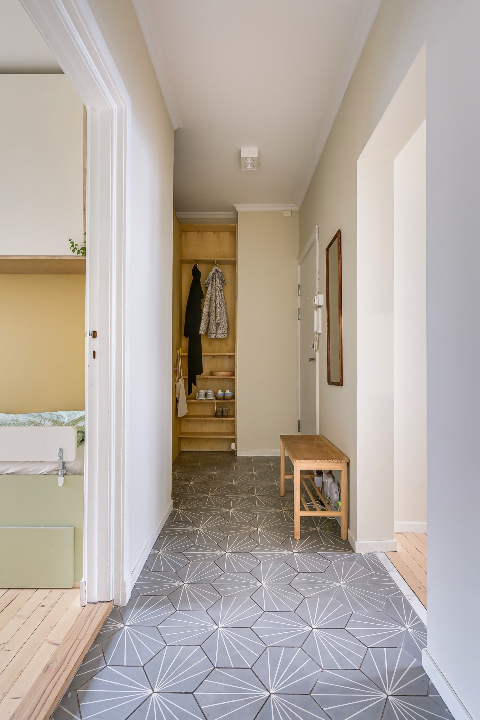 Det gode inntrykket starter allerede når man kommer inn. Her møtes du av en lys og funksjonell entré med god plass til å henge fra seg yttertøy og plassere sko. Galleribilde