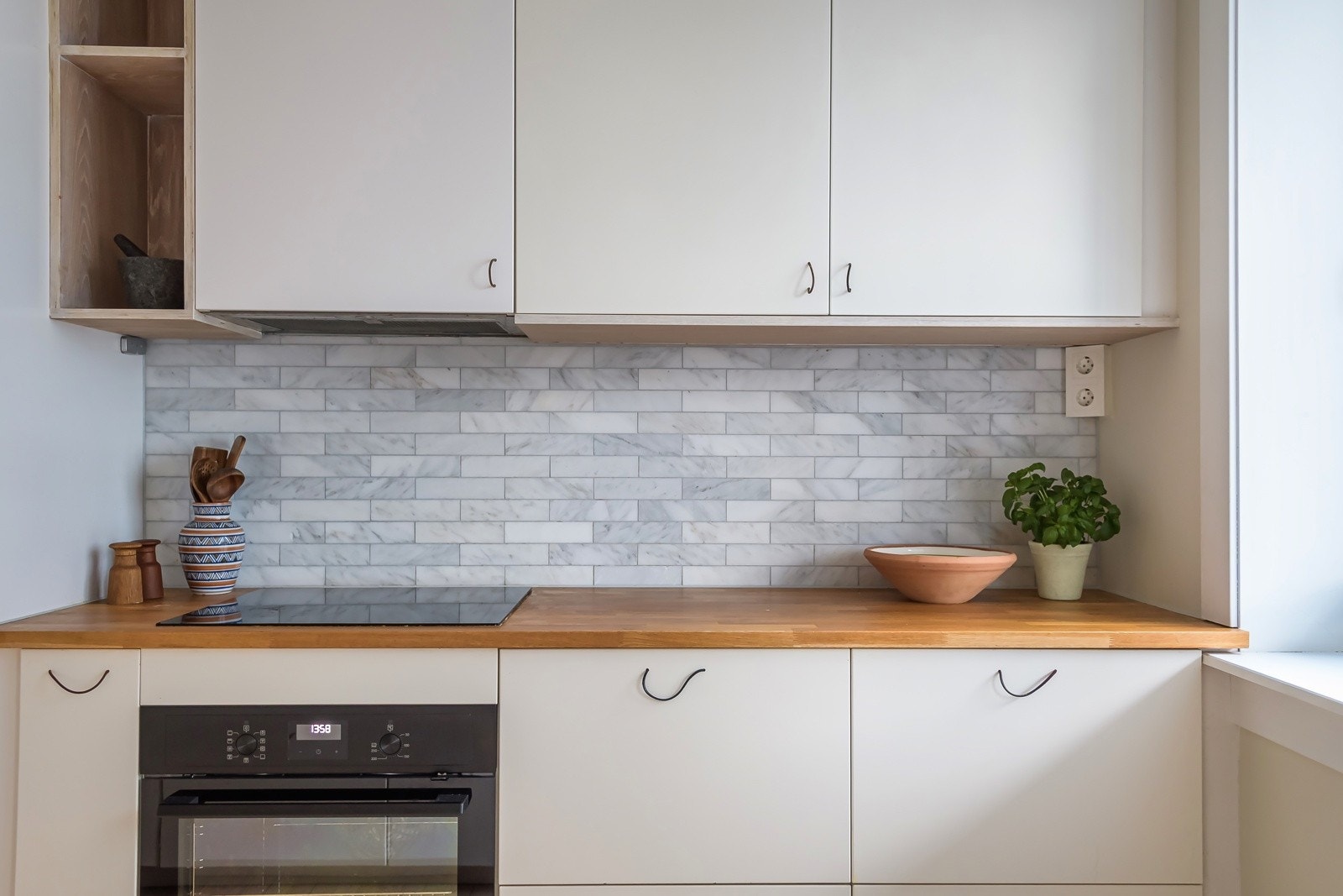 Her er det virkelig ikke spart på noe: Det er svært god skap- og lagringsplass med møbelsnekret innramming av skap og kjøkkenstammer. Galleribilde