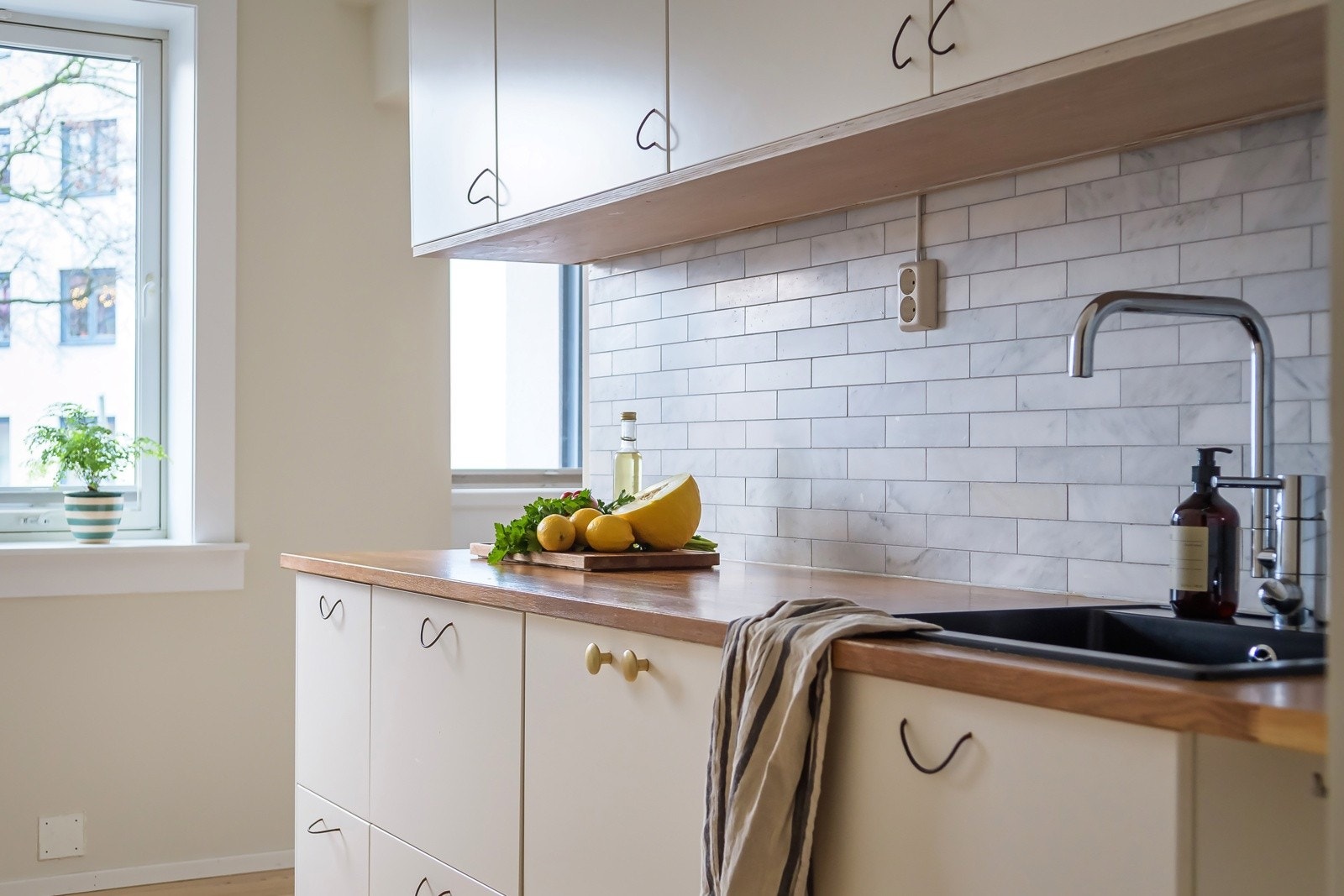 Over kjøkkenbenken er det lagt flott marmor som setter den lille prikken over i-en. Galleribilde