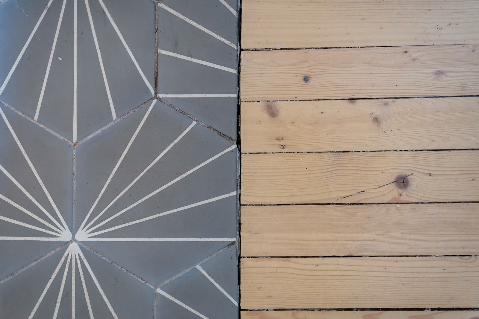 Overflatene er glatte, malt i tidsriktige farger og på gulvet er det fine fliser med gulvvarme mens det er originale tregulv i øvrige rom. Galleribilde