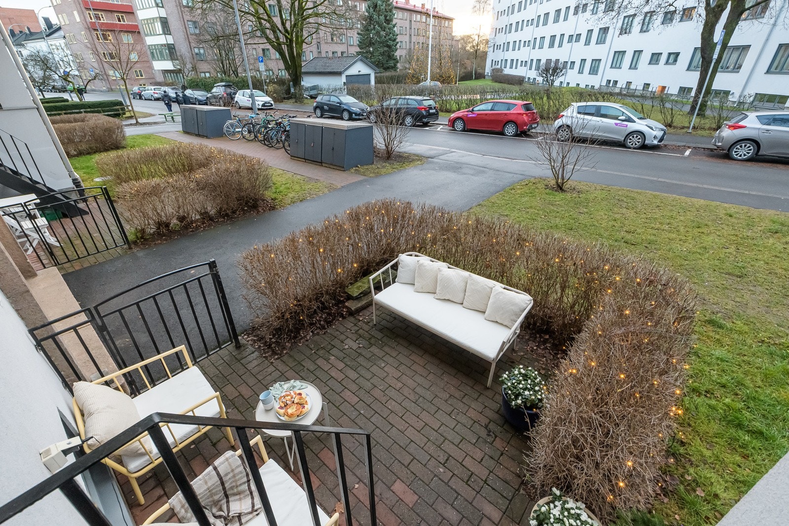 Vedlikehold av hekken rundt markterrassen er en del av vedlikeholdsplanen for grøntarealet i borettslaget. Galleribilde