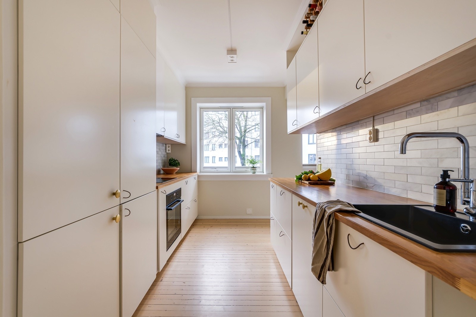 Det er også montert komfyrvakt ved platetoppen og automatisk vannstopper i benkeskap. Galleribilde