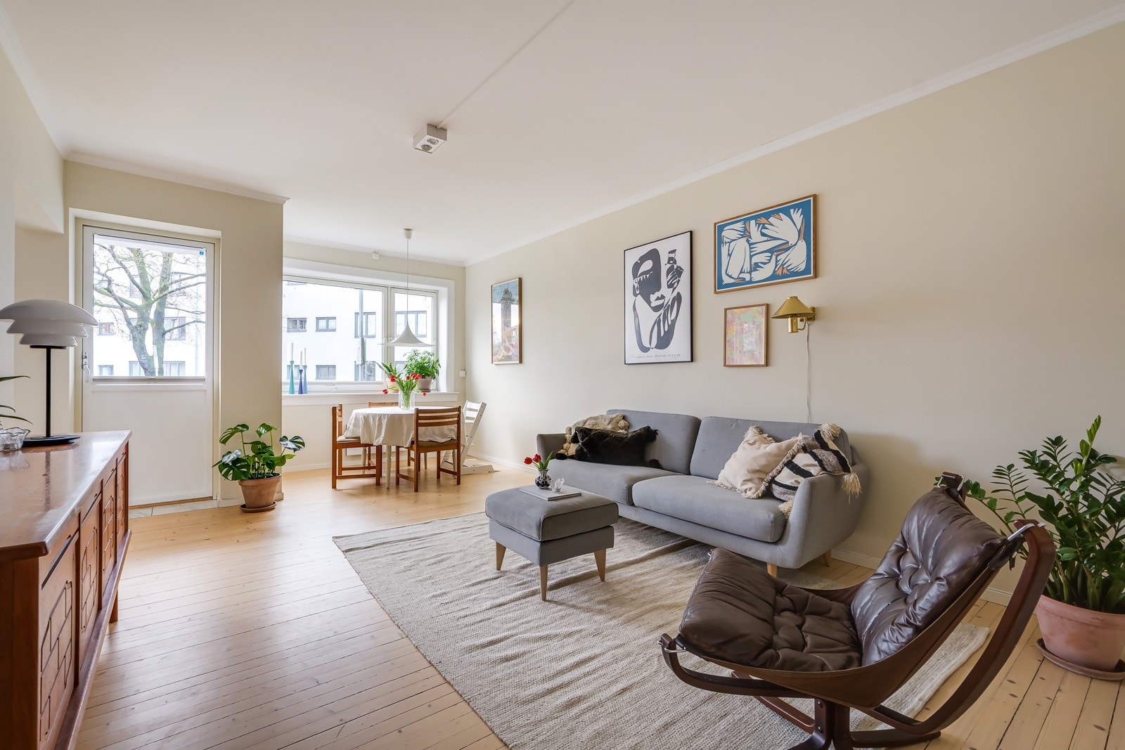 Stuen er boligens naturlige samlingspunkt - et luftig og fint rom med god atmosfære. Galleribilde