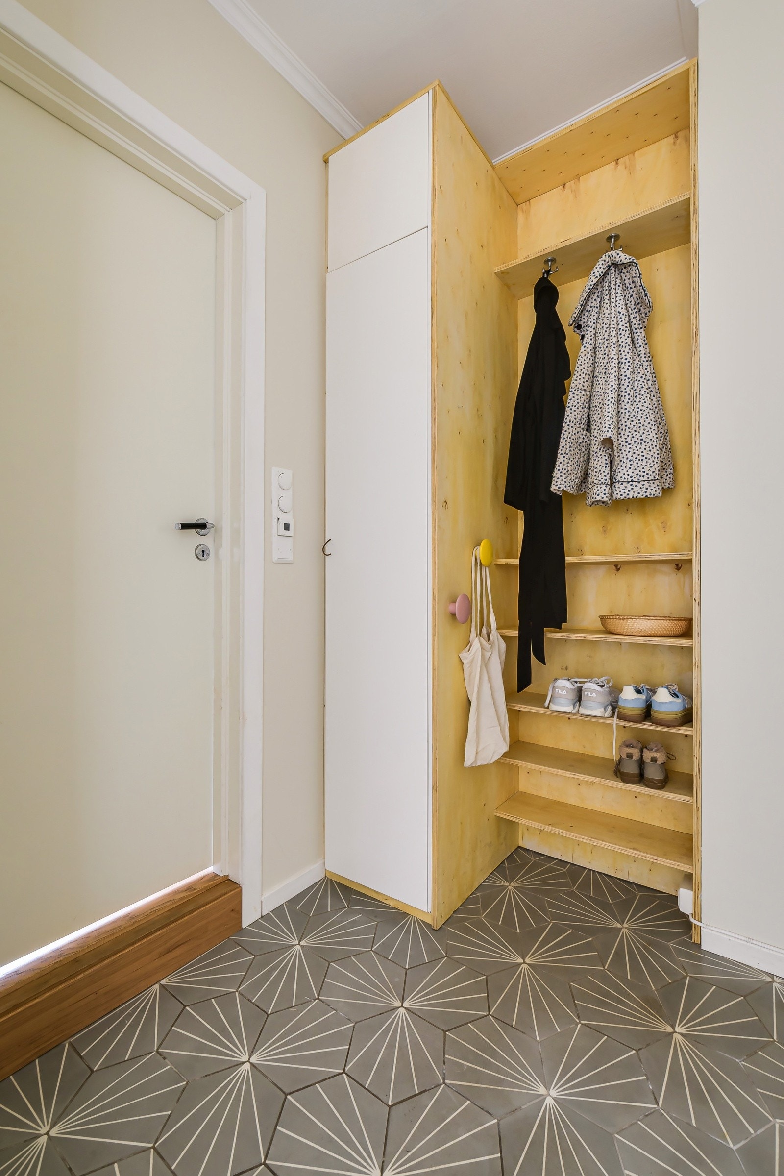 I gangen er det plassbygget garderobeløsning for maksimal utnyttelse av plassen. Galleribilde