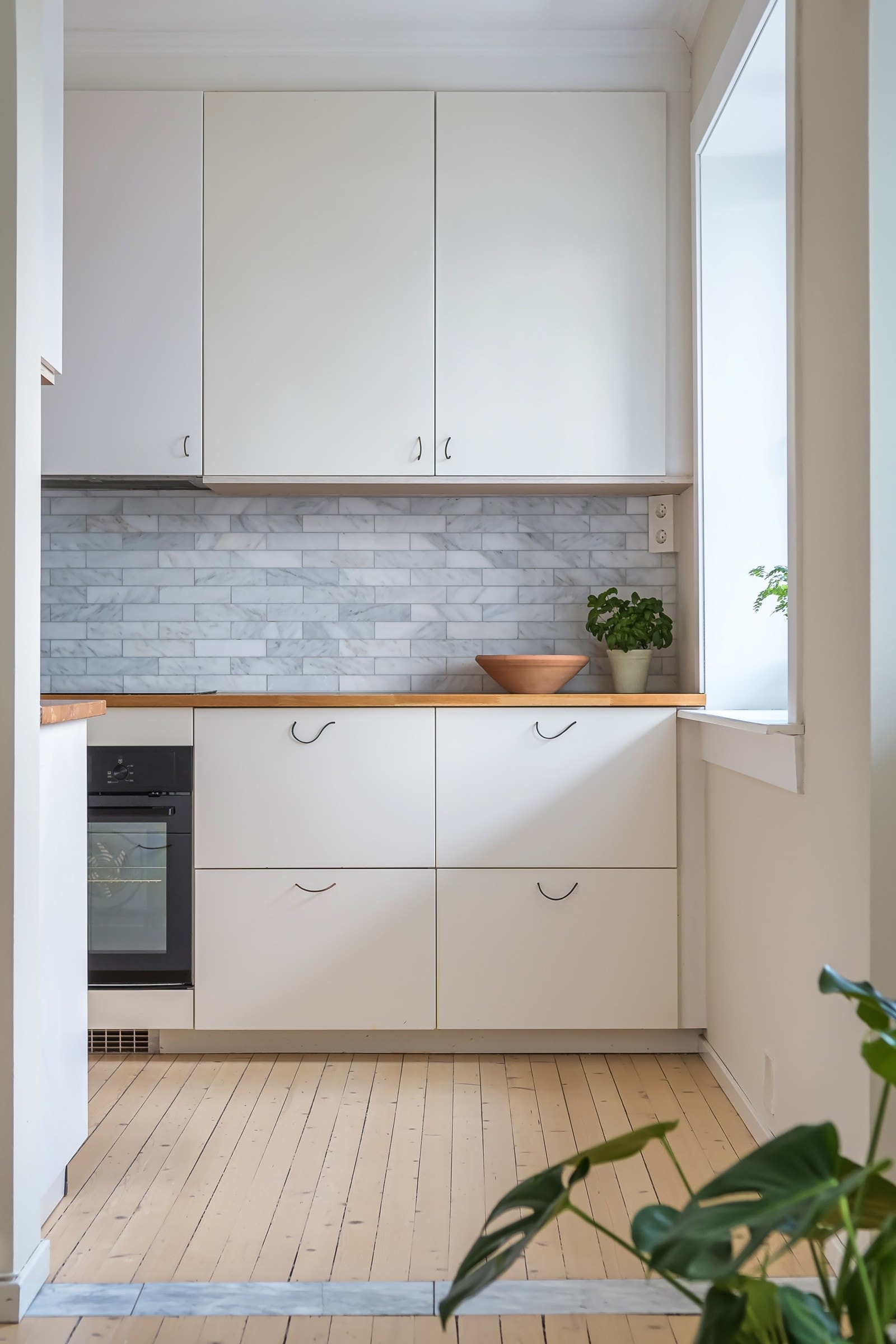 Legg gjerne merke til marmordetaljen i gulvet i åpningen mellom stue og kjøkken. Galleribilde