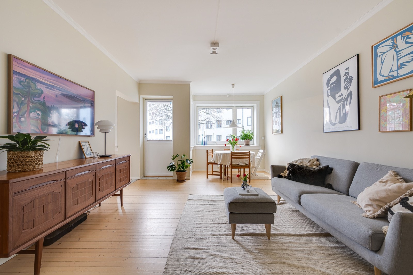 Planløsningen er smart og åpen, og de store vindusflatene (fra 2016) gir masse naturlig lys. Standarden er god med både kjøkken og baderom sist oppgradert i 2019. Galleribilde