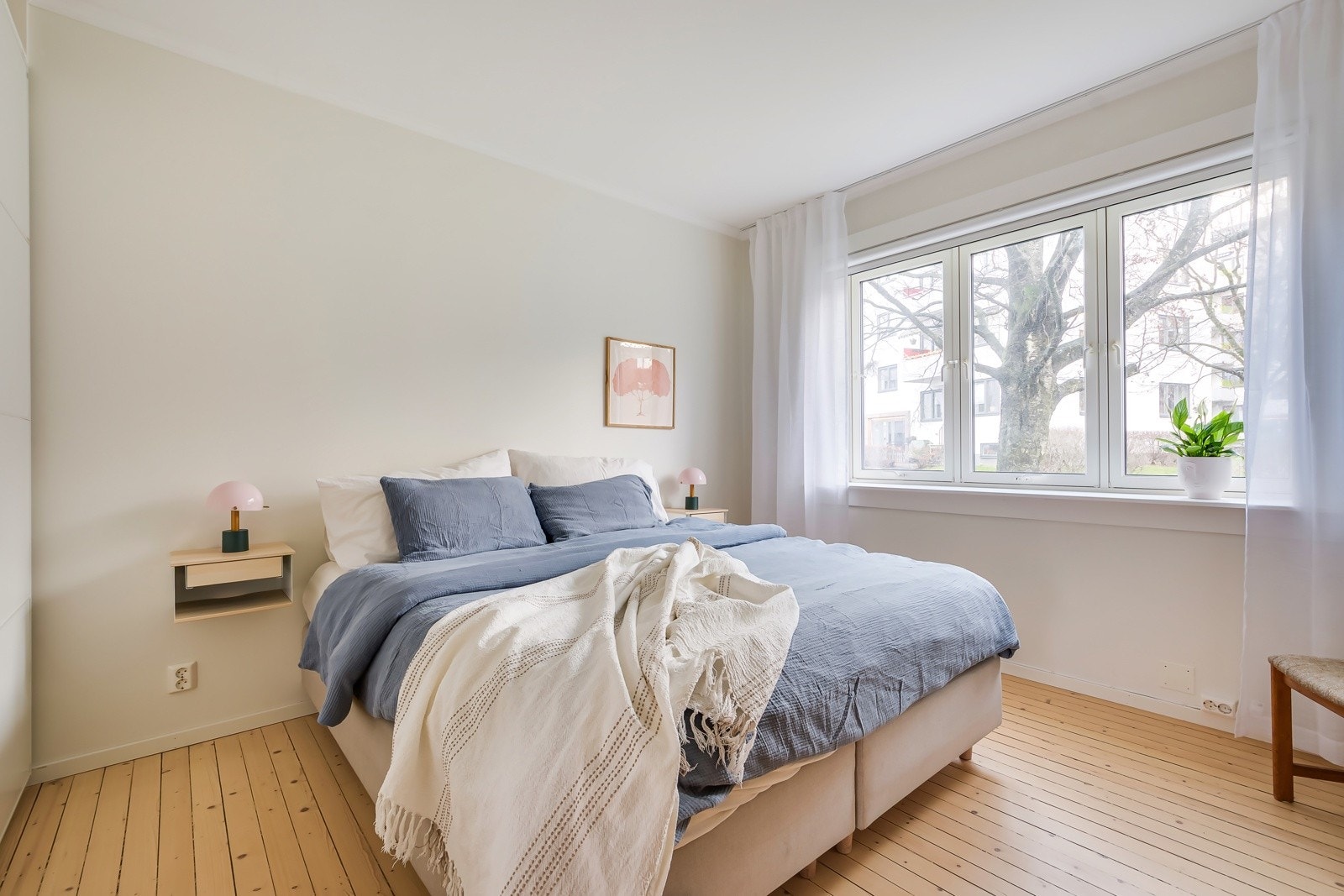 Leiligheten har et lyst, stort og innbydende hovedsoverom med stor vindusflate vendt inn mot fredlige og hyggelige fellesarealer. Galleribilde