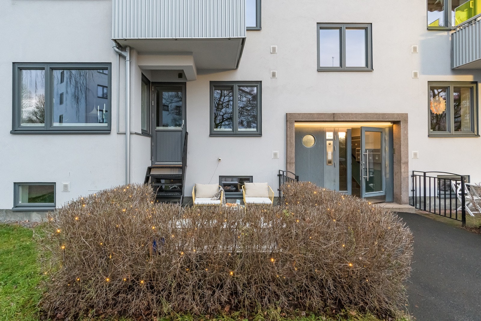 Borettslaget er ryddig og veldrevet og har de siste årene gjennomført flere store oppgraderinger med bla. ny fasade, nye vinduer og nytt tak samt drenering rundt samtlige bygg. Galleribilde