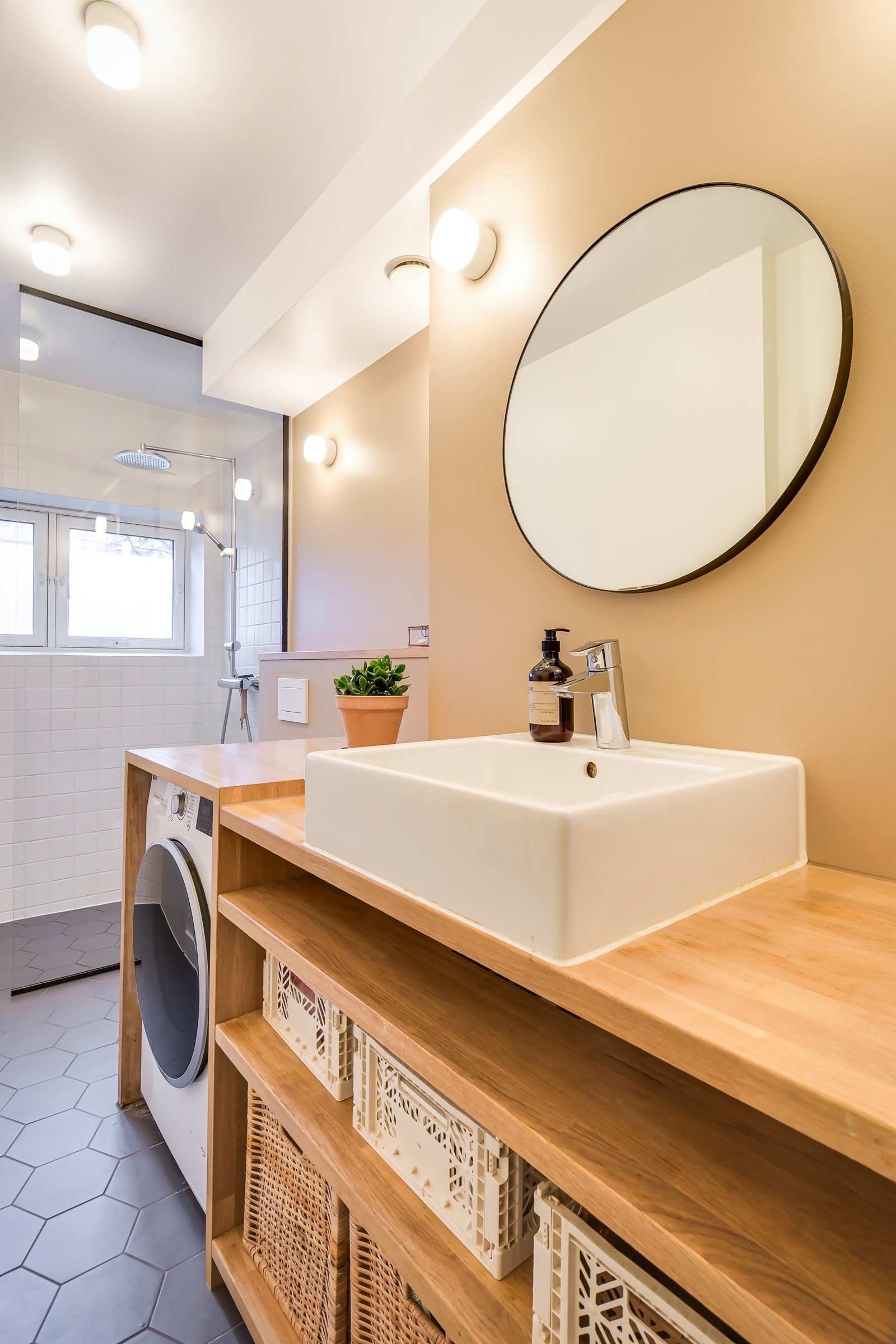 I tillegg er det en praktisk servantinnredning med god oppbevaring og vegghengt toalettet. Galleribilde