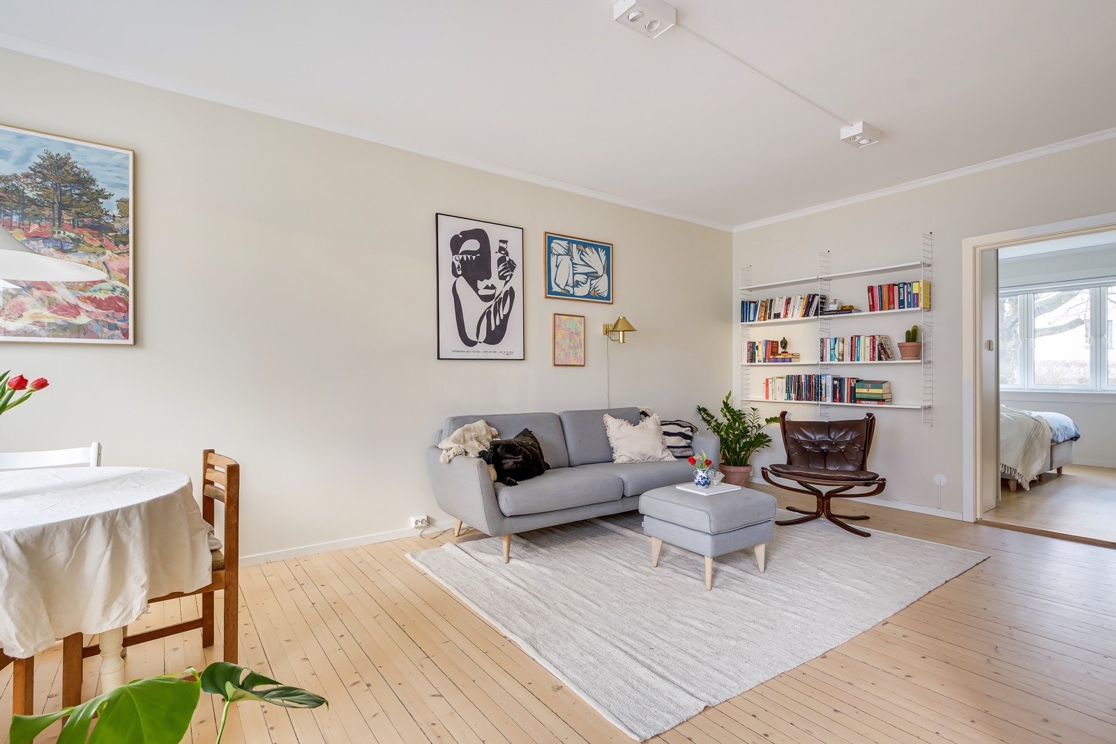 God plass til en hyggelig sofagruppe, salongbord og tv-benk (fibernett er inkludert i de månedlige felleskostnadene). Galleribilde