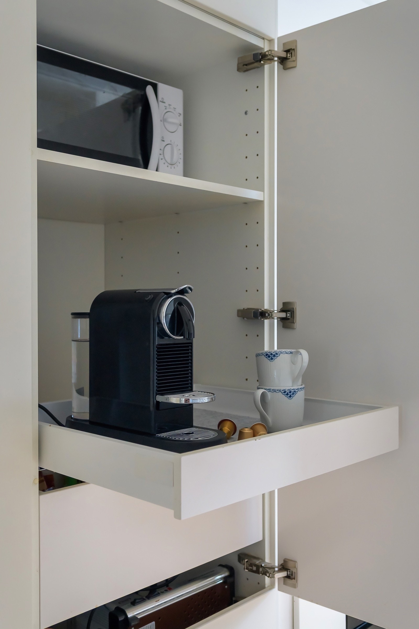 Selgernes lille favoritt er inne i et av skapene: Her er det stikkontakter slik at det er mulighet for å ha brødrister og kaffetrakter på en uttrekkbar skuff. Denne drar de enkelt ut når de har bruk for den. Galleribilde