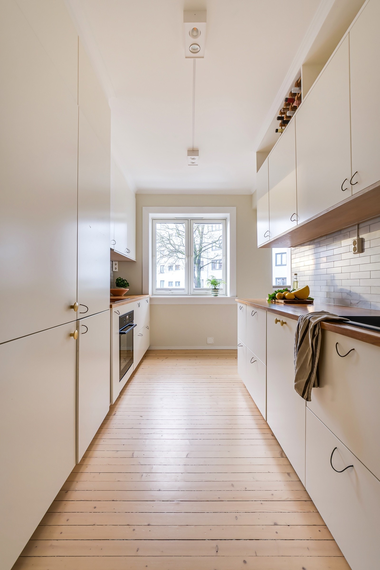 Varmtvannsberederen for leiligheten finner du i kjellerboden, den er på 200L og ble sist byttet i 2019. Arbeidet ble søkt om og godkjent av Oslo kommune, og ferdigattest foreligger. Galleribilde