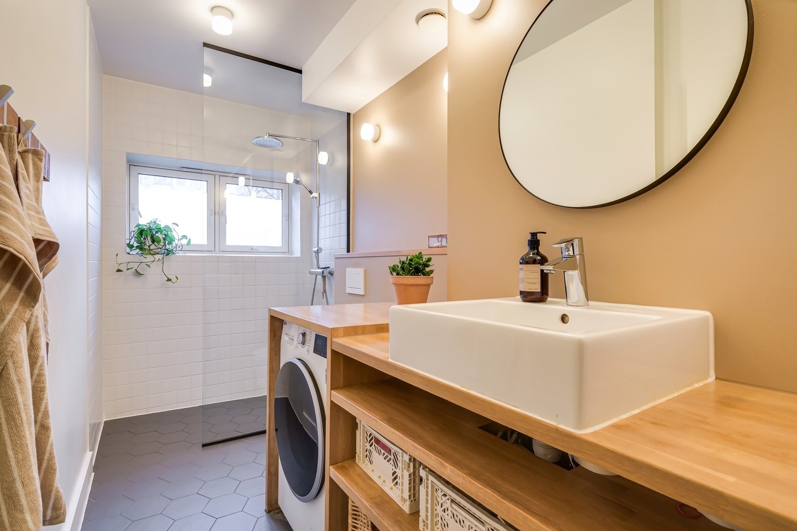 Baderommet står i stil med resten av leiligheten med arkitekttegnede og spesialtilpassede løsninger. Badet ble totalrehabilitert i 2019 av fagfolk, og dokumentasjon på utført arbeid foreligger. Galleribilde