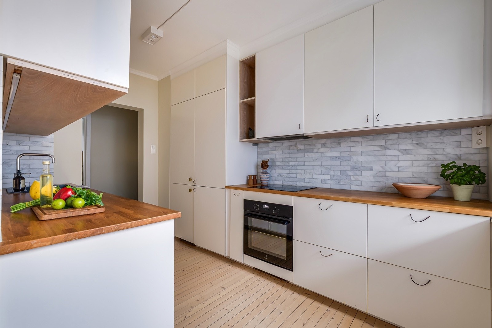 Kjøkkenet ble sist pusset opp i 2019, og har et tidløst og moderne uttrykk. Galleribilde