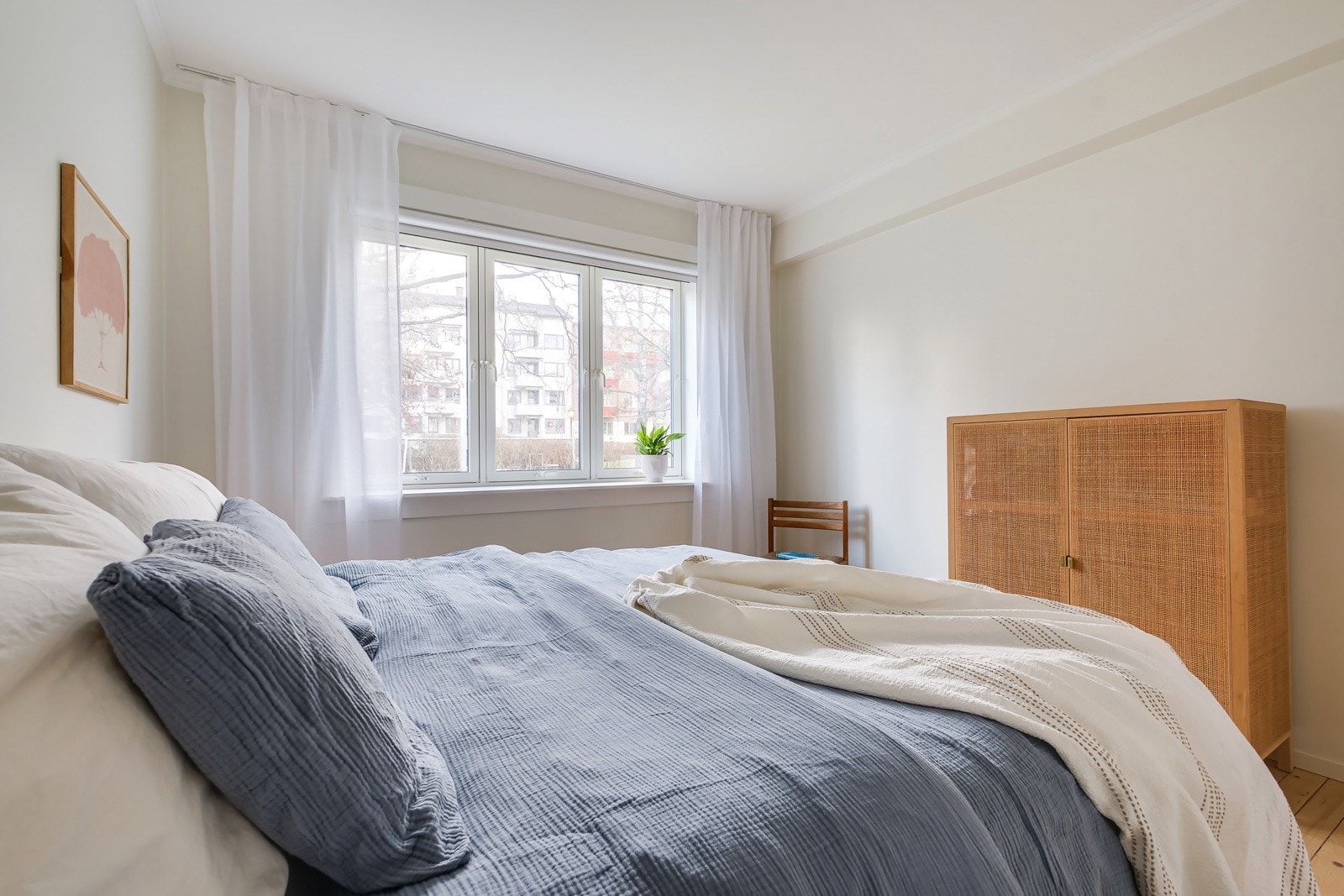 God standard også på dette rommet med glatte lysmalte overflater og fine tregulv. Galleribilde