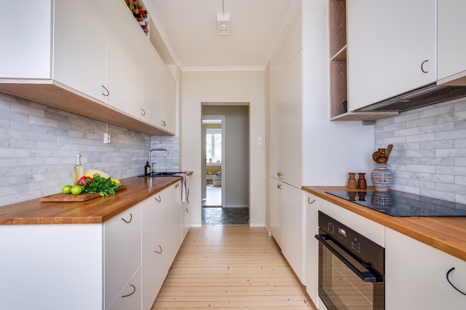 Kjøkkenet ble sist pusset opp i 2019, og har et tidløst og moderne uttrykk. Galleribilde