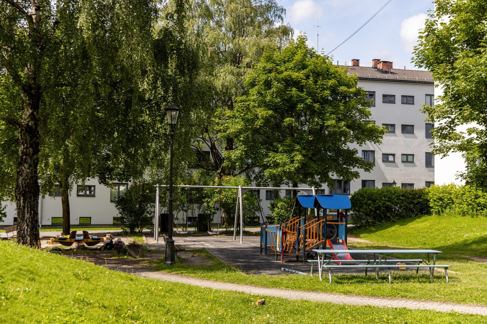 Bakgården er mye brukt om sommeren og er et sted man lett kan bli kjent med hyggelige naboer. Galleribilde
