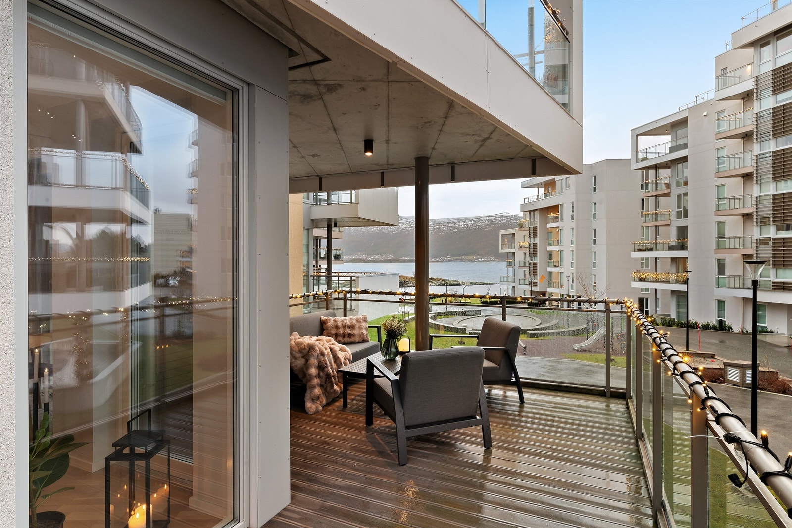 Balkongen har utebelysning og utvendig stikkontakt. Gulvoverflater belagt med terrassebord Galleribilde