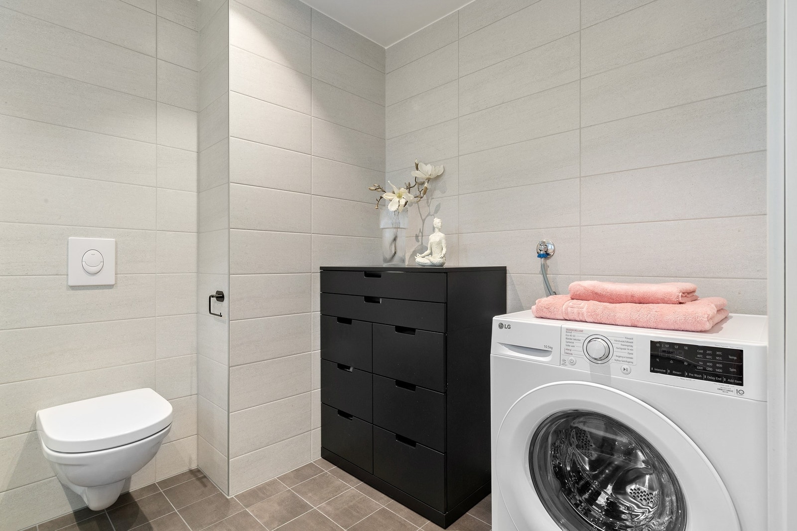 Bad/wc med opplegg for vaskemaskin. Vegghengt toalett Galleribilde