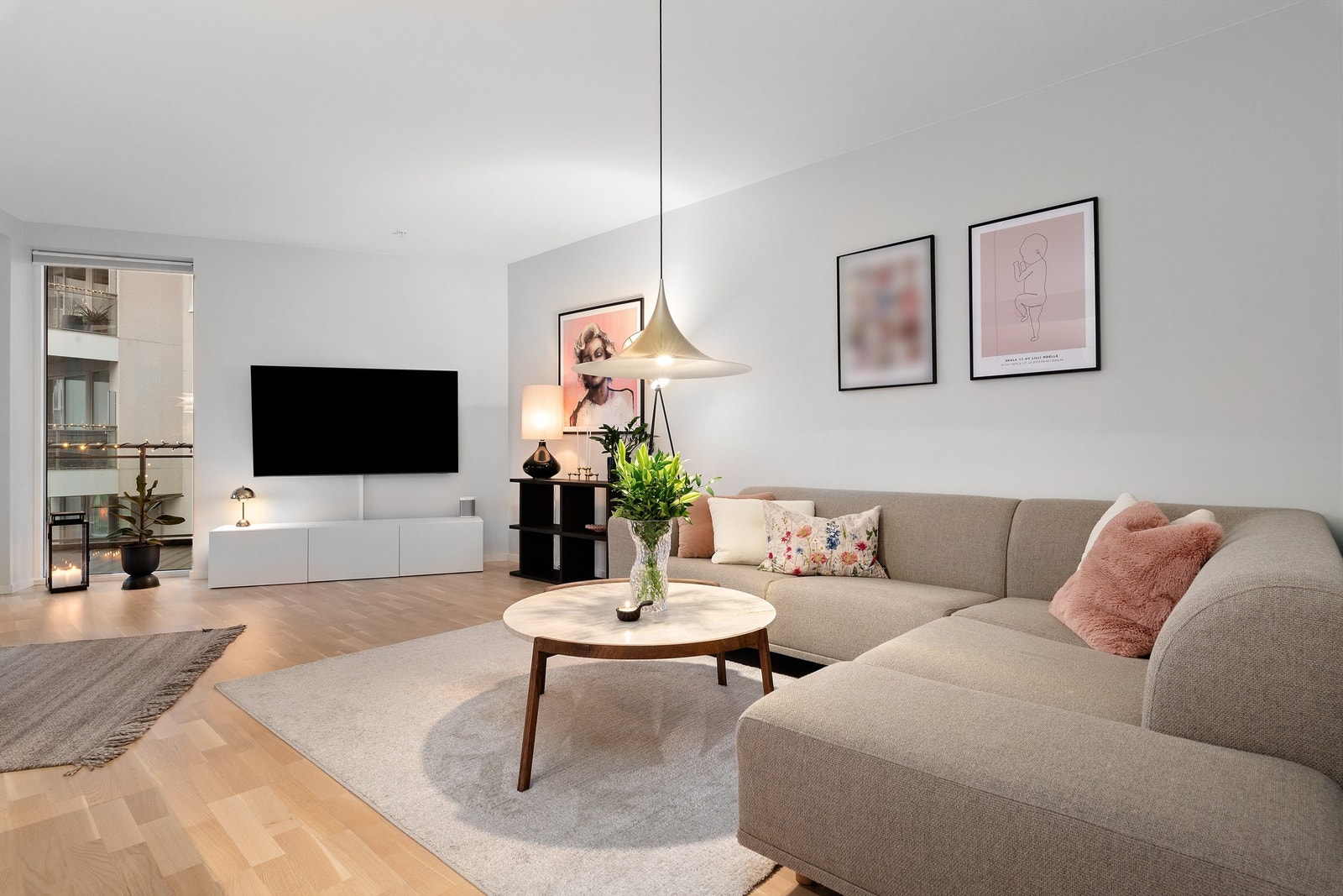 Lys og flott stue med plass til sofagruppe. Utgang til balkong fra stuen
(Foto: Diakrit v/ Krisztian Sere) Galleribilde