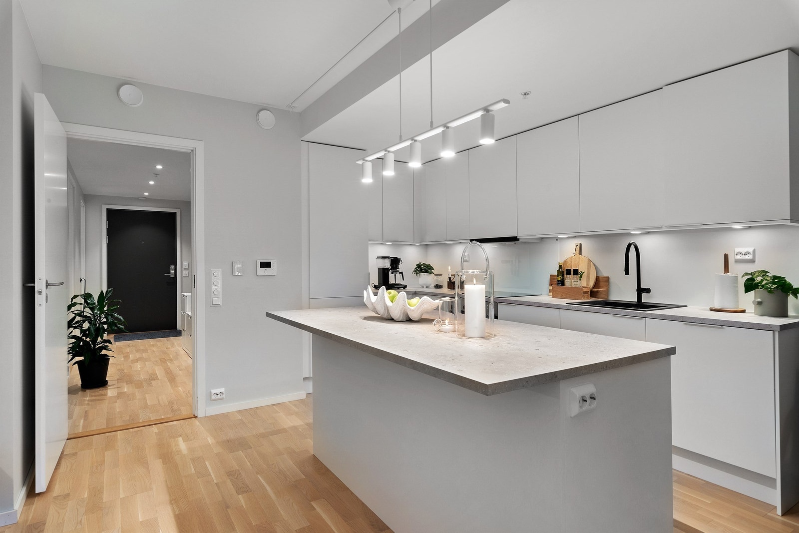 Benkeskapsbelysning og stikkontakter over kjøkkenbenk, Integrert stekeovn, platetopp, oppvaskmaskin og kjøleskap med fryser Galleribilde