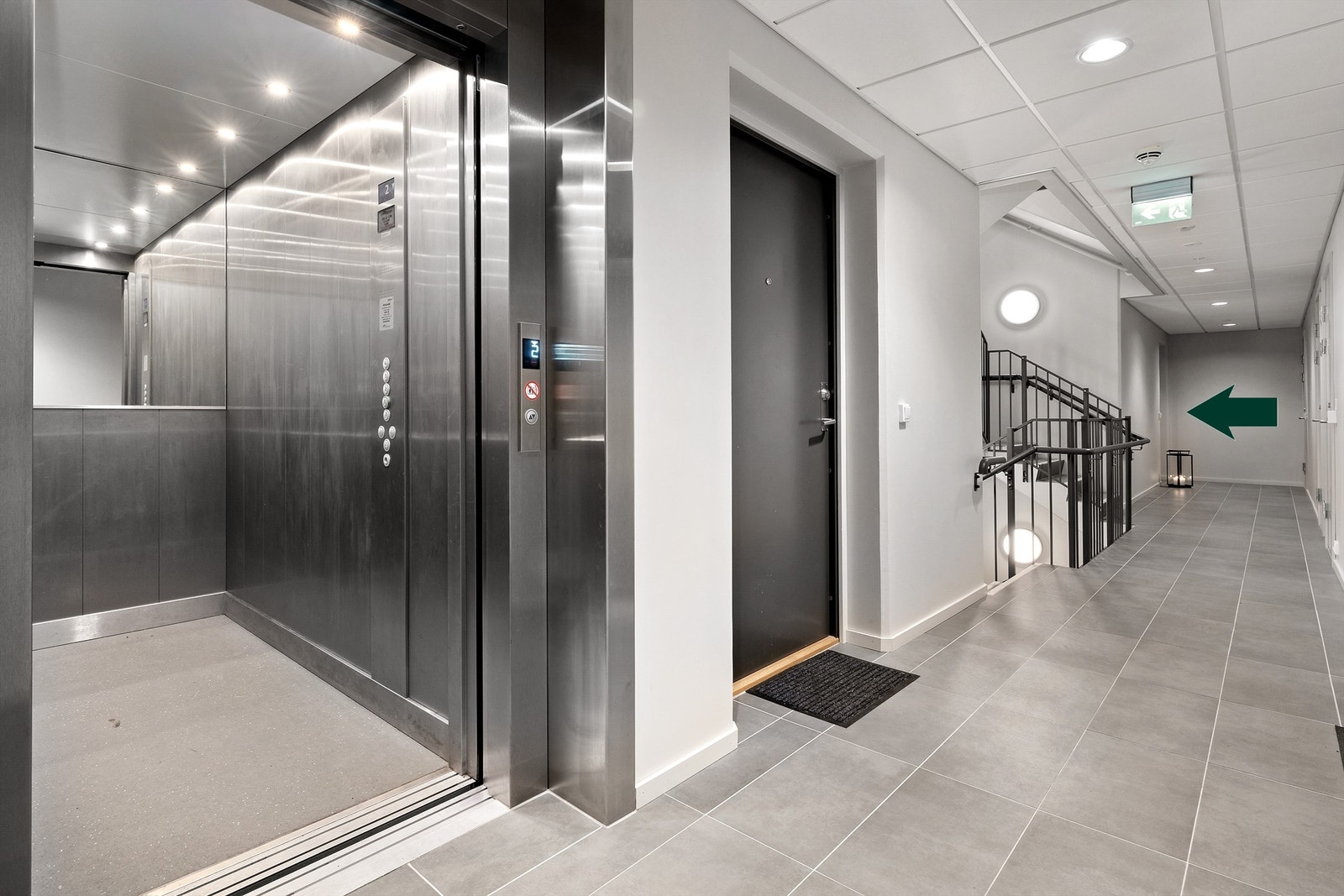 Heis i bygget - Leilighetens inngang Galleribilde