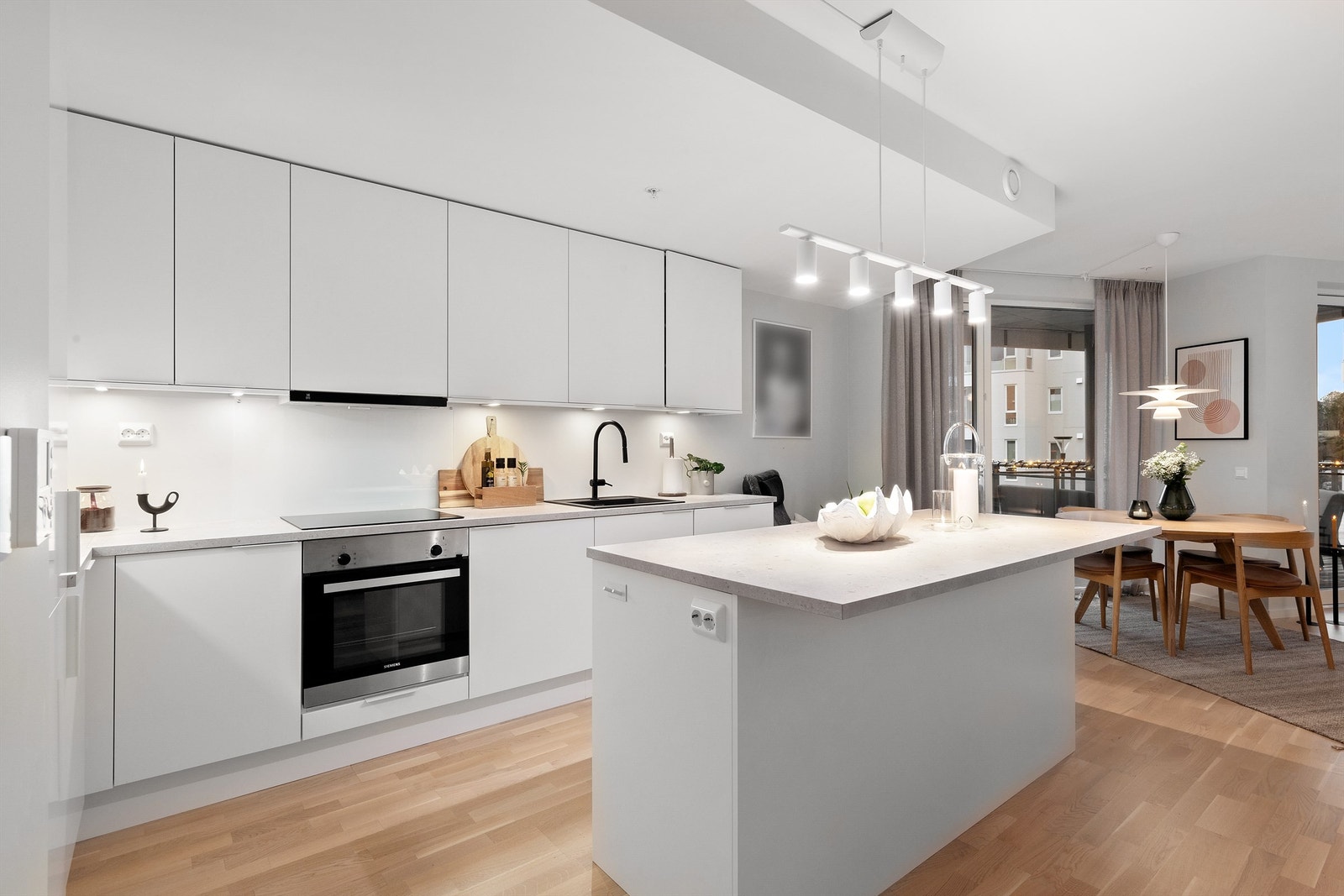 Lys og flott åpen stue/kjøkken løsning, med denne åpne planløsningen gir det rom for fleksibilitet og flyt mellom de to områdene, noe som skaper en naturlig sosial sone i hjemmet.
(Foto: Diakrit v/ Krisztian Sere) Galleribilde