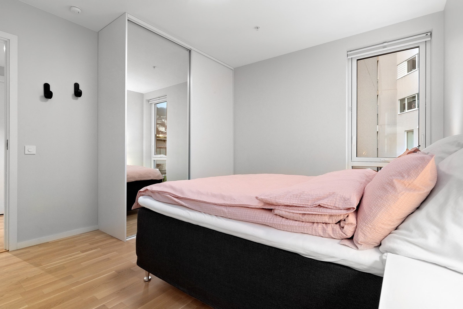 Hovedsoverom med garderobeskap Galleribilde