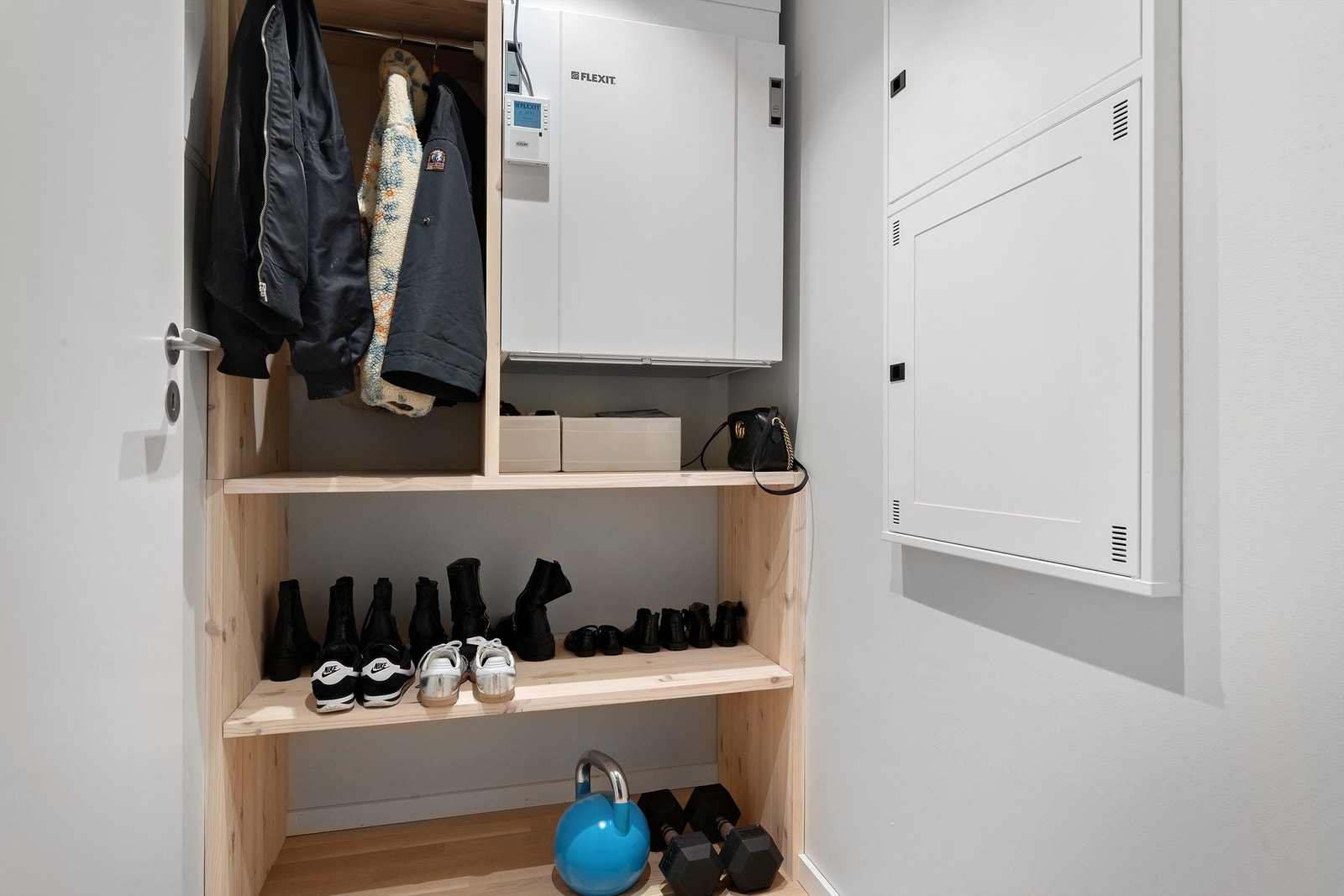 Bod: Fordelersskap for rør-i-rør system og for vannbåren gulvvarme. Ventilasjonsaggregat (Flexit) Galleribilde