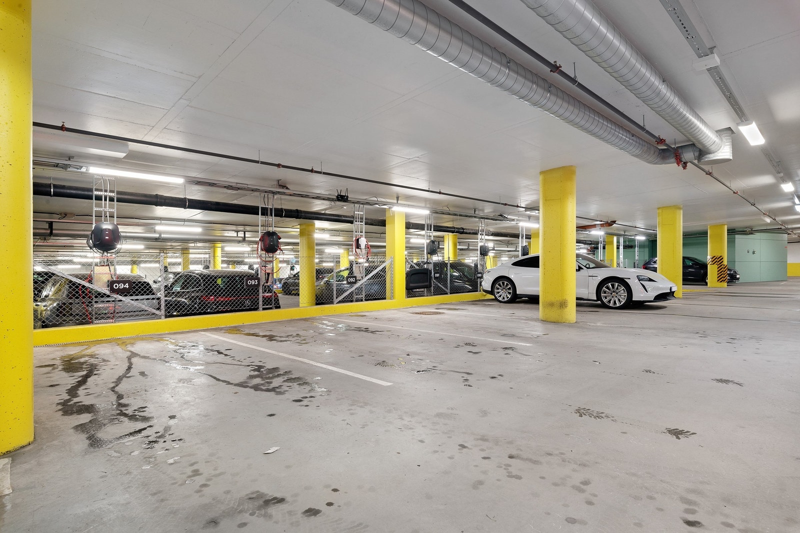 Parkeringsplass med elbillader (P093) Galleribilde